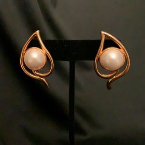 80’s faux pearl gold tone leaf earrings